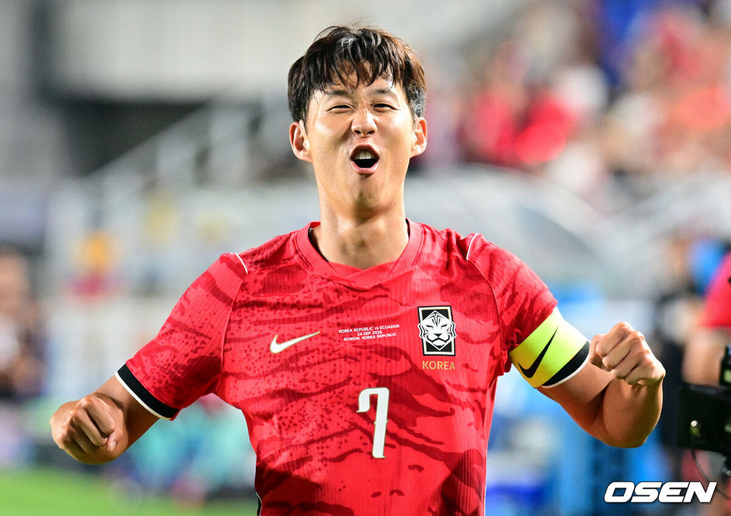 로베르트 모레노 감독이 이끄는 대한민국 축구대표팀이 24일 수원월드컵경기장에서 에콰도르와 친선경기를 가졌다.이날 경기는 모레노 감독의 대한민국 축구대표팀 데뷔전으로 임시 감독의 계약 기간은 오는 11월 27일까지다. A매치 6경기를 치른 뒤 성적과 경기 내용을 바탕으로 계약 연장 여부가 결정된다.후반 대한민국 손흥민이 추가골을 넣은 뒤 날린 뒤 세리머니를 하고 있다. 2026.09.24 /cej@osen.co.kr