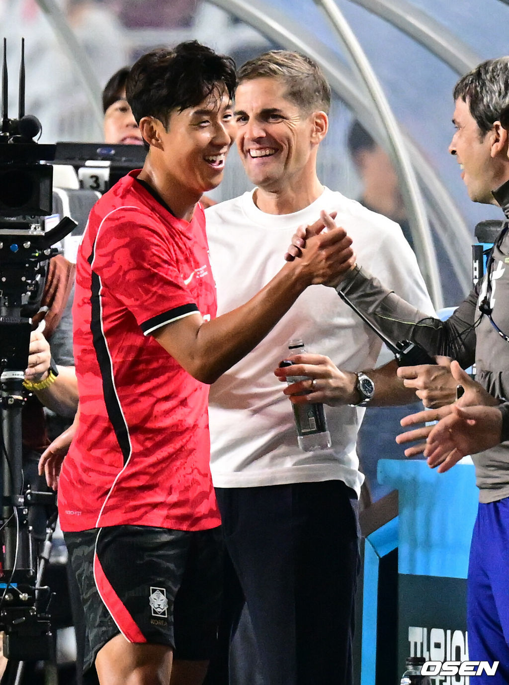 로베르트 모레노 감독이 이끄는 대한민국 축구대표팀이 24일 수원월드컵경기장에서 에콰도르와 친선경기를 가졌다.이날 경기는 모레노 감독의 대한민국 축구대표팀 데뷔전으로 임시 감독의 계약 기간은 오는 11월 27일까지다. A매치 6경기를 치른 뒤 성적과 경기 내용을 바탕으로 계약 연장 여부가 결정된다.후반 교체된 대한민국 손흥민이 모레노 감독과 기뻐하고 있다. 2026.09.24 /cej@osen.co.kr