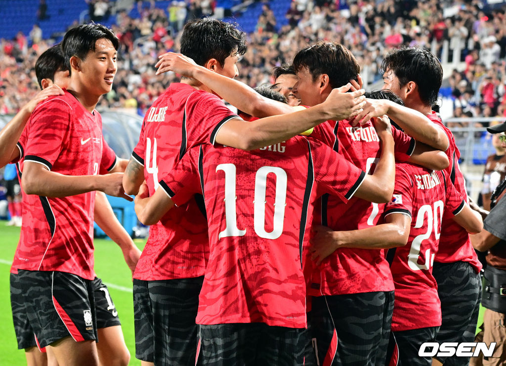 로베르트 모레노 감독이 이끄는 대한민국 축구대표팀이 24일 수원월드컵경기장에서 에콰도르와 친선경기를 가졌다.이날 경기는 모레노 감독의 대한민국 축구대표팀 데뷔전으로 임시 감독의 계약 기간은 오는 11월 27일까지다. A매치 6경기를 치른 뒤 성적과 경기 내용을 바탕으로 계약 연장 여부가 결정된다.후반 대한민국 손흥민이 추가골을 넣은 뒤 날린 뒤 선수단과 기뻐하고 있다. 2026.09.24 /cej@osen.co.kr