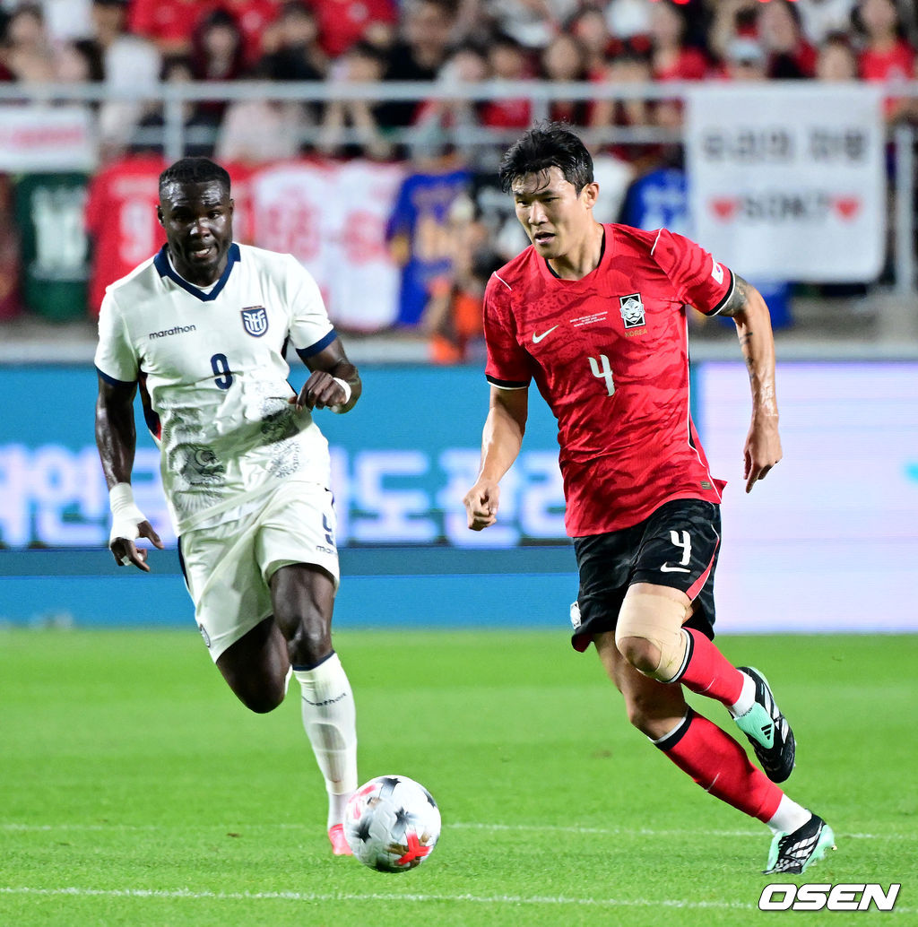 로베르트 모레노 감독이 이끄는 대한민국 축구대표팀이 24일 수원월드컵경기장에서 에콰도르와 친선경기를 가졌다.이날 경기는 모레노 감독의 대한민국 축구대표팀 데뷔전으로 임시 감독의 계약 기간은 오는 11월 27일까지다. A매치 6경기를 치른 뒤 성적과 경기 내용을 바탕으로 계약 연장 여부가 결정된다.전반 한국 김민재가 드리블을 펼치고 있다. 2026.09.24 / dreamer@osen.co.kr