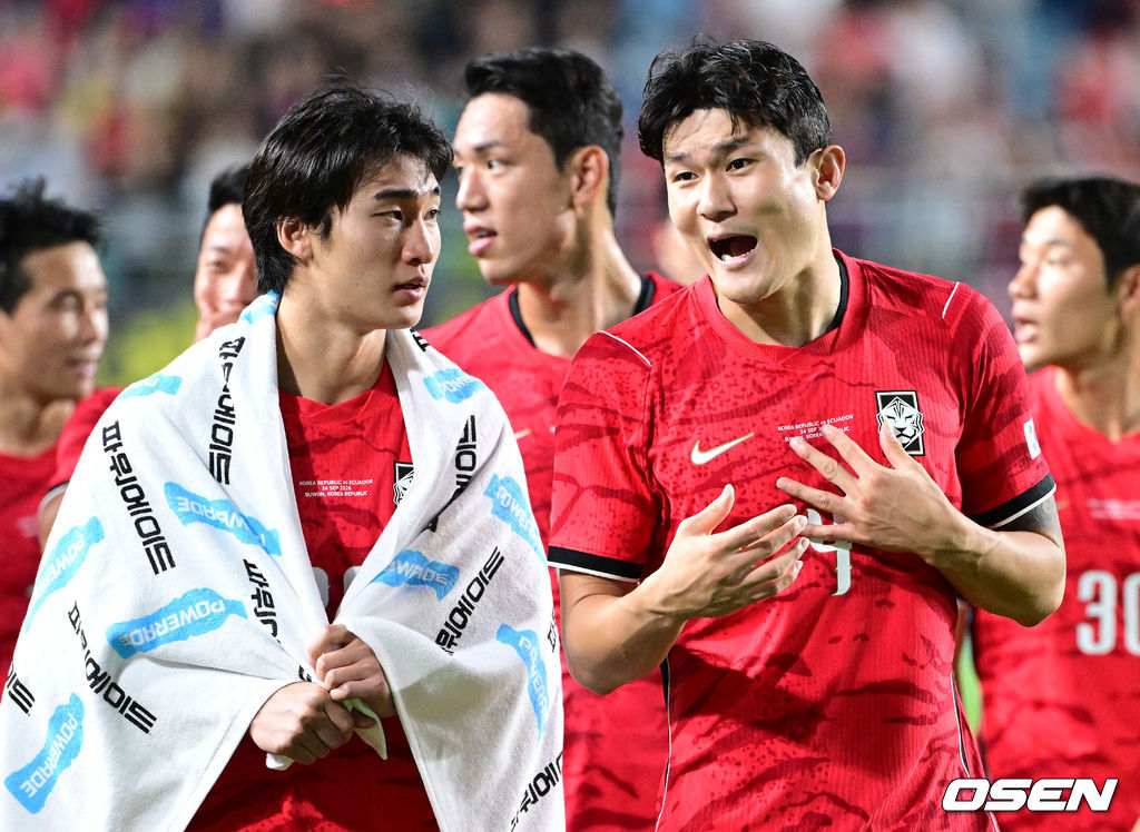 한국 축구가 로베르토 모레노 감독의 데뷔전을 대승으로 장식했다. 모레노 임시 감독이 이끄는 대한민국 축구대표팀(FIFA 랭킹 32위)은 24일 수원월드컵경기장에서 열린 9월 A매치 평가전에서 에콰도르(FIFA 랭킹 25위)를 3-0으로 제압했다.경기를 마치고 한국 김민재와 조현택이 대화를 나누고 있다. 2026.09.24 / dreamer@osen.co.kr