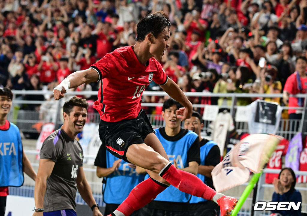 로베르트 모레노 감독이 이끄는 대한민국 축구대표팀이 24일 수원월드컵경기장에서 에콰도르와 친선경기를 가졌다.이날 경기는 모레노 감독의 대한민국 축구대표팀 데뷔전으로 임시 감독의 계약 기간은 오는 11월 27일까지다. A매치 6경기를 치른 뒤 성적과 경기 내용을 바탕으로 계약 연장 여부가 결정된다.후반 대한민국 오현규가 선제골을 넣고 있다. 2026.09.24 /cej@osen.co.kr