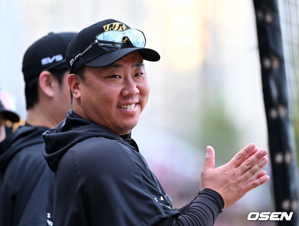 4일 광주-기아 챔피언스필드에서 2026 신한 SOL KBO리그 KIA 타이거즈와 KT 위즈의 경기가 열렸다. 경기에 앞서 KIA 이범호 감독이 미소를 짓고 있다. 2026.09.04 /sunday@osen.co.kr