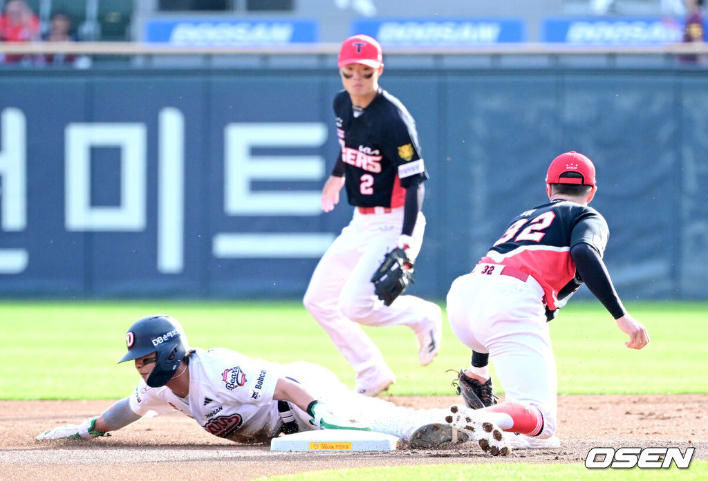 18일 오후 서울 잠실야구장에서 ‘2026 신한 SOL KBO리그’ 두산 베어스와 KIA 타이거즈의 경기가 열렸다.홈팀 두산은 최승용, 방문팀 KIA는 애덤 올러를 선발로 내세웠다.1회말 무사 1루 상황 두산 손아섭 타석 때 주자 박찬호가 2루 도루에 서공하고 있다. 2026.04.18 / dreamer@osen.co.kr
