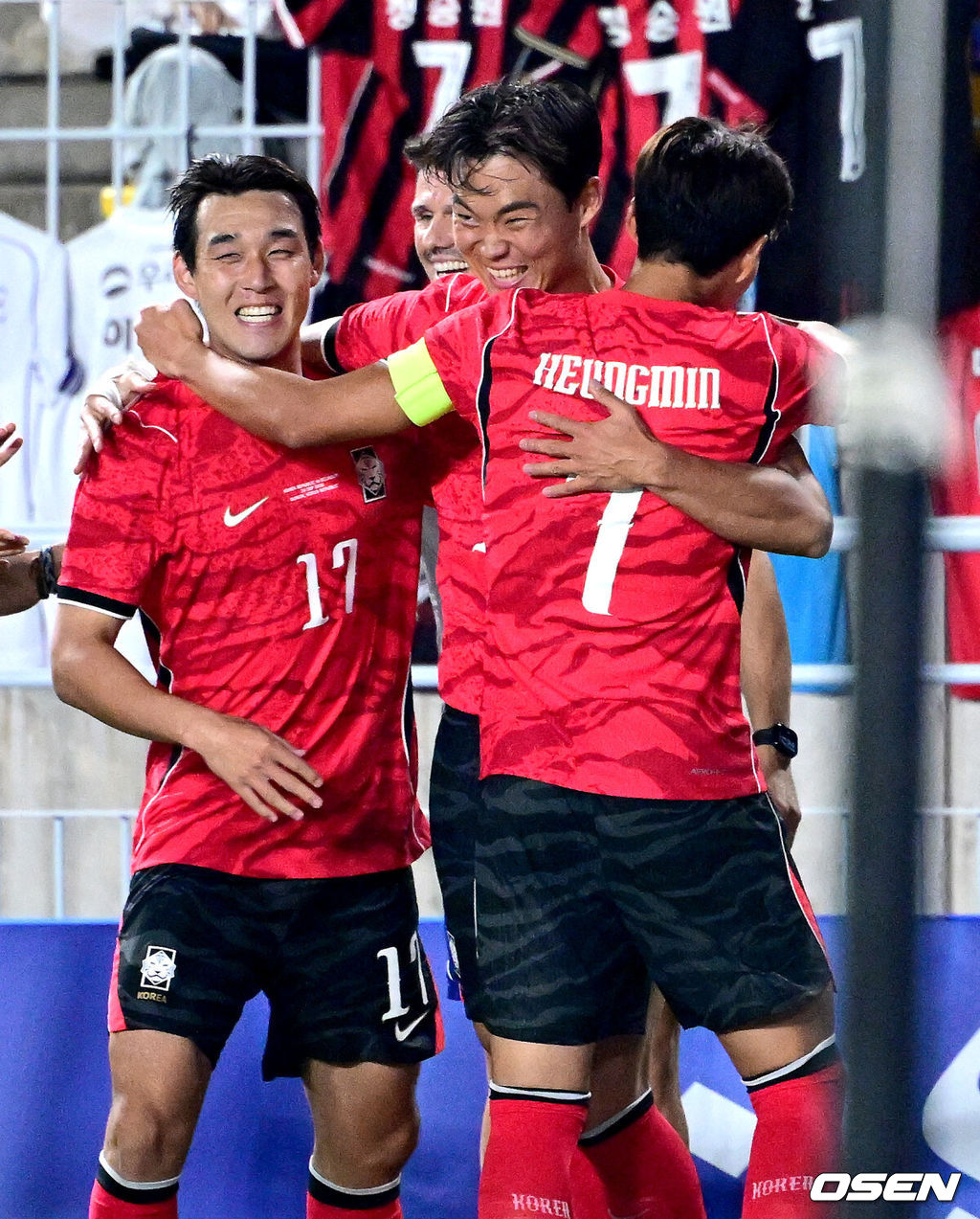 로베르트 모레노 감독이 이끄는 대한민국 축구대표팀이 24일 수원월드컵경기장에서 에콰도르와 친선경기를 가졌다.이날 경기는 모레노 감독의 대한민국 축구대표팀 데뷔전으로 임시 감독의 계약 기간은 오는 11월 27일까지다. A매치 6경기를 치른 뒤 성적과 경기 내용을 바탕으로 계약 연장 여부가 결정된다.후반 한국 오현규가 선제골을 작렬시키고 손흥민-송민규와 기뻐하고 있다. 2026.09.24 / dreamer@osen.co.kr