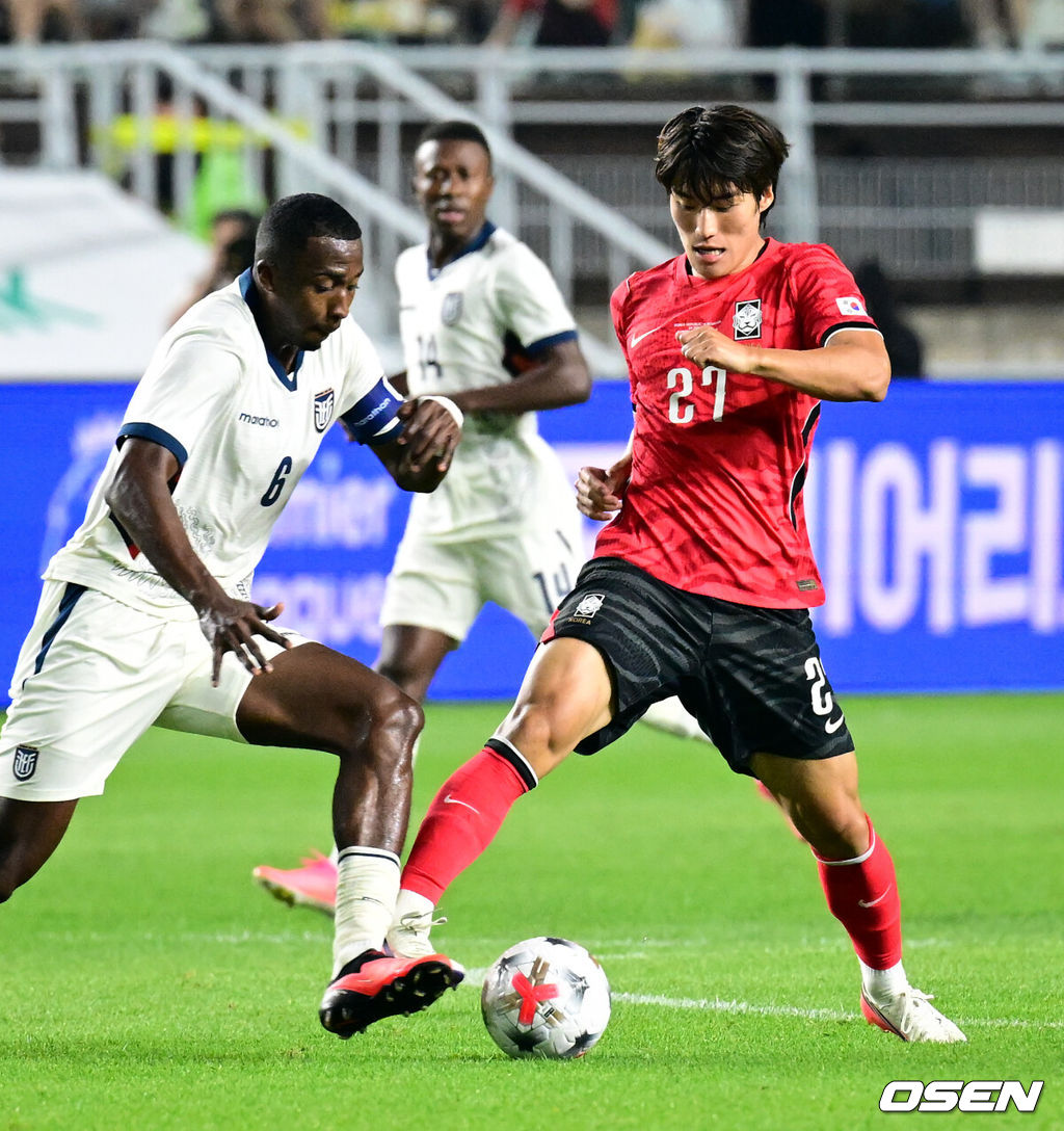 로베르트 모레노 감독이 이끄는 대한민국 축구대표팀이 24일 수원월드컵경기장에서 에콰도르와 친선경기를 가졌다.이날 경기는 모레노 감독의 대한민국 축구대표팀 데뷔전으로 임시 감독의 계약 기간은 오는 11월 27일까지다. A매치 6경기를 치른 뒤 성적과 경기 내용을 바탕으로 계약 연장 여부가 결정된다.대한민국 김민수가 돌파를 하고 있다. 2026.09.24 /cej@osen.co.kr