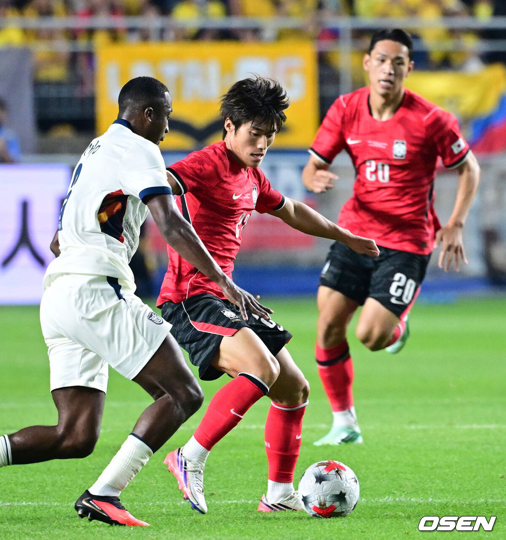 한국 축구가 로베르토 모레노 감독의 데뷔전을 대승으로 장식했다. 모레노 임시 감독이 이끄는 대한민국 축구대표팀(FIFA 랭킹 32위)은 24일 수원월드컵경기장에서 열린 9월 A매치 평가전에서 에콰도르(FIFA 랭킹 25위)를 3-0으로 제압했다.후반 한국 김민수가 볼 경합을 벌이고 있다. 2026.09.24 / dreamer@osen.co.kr