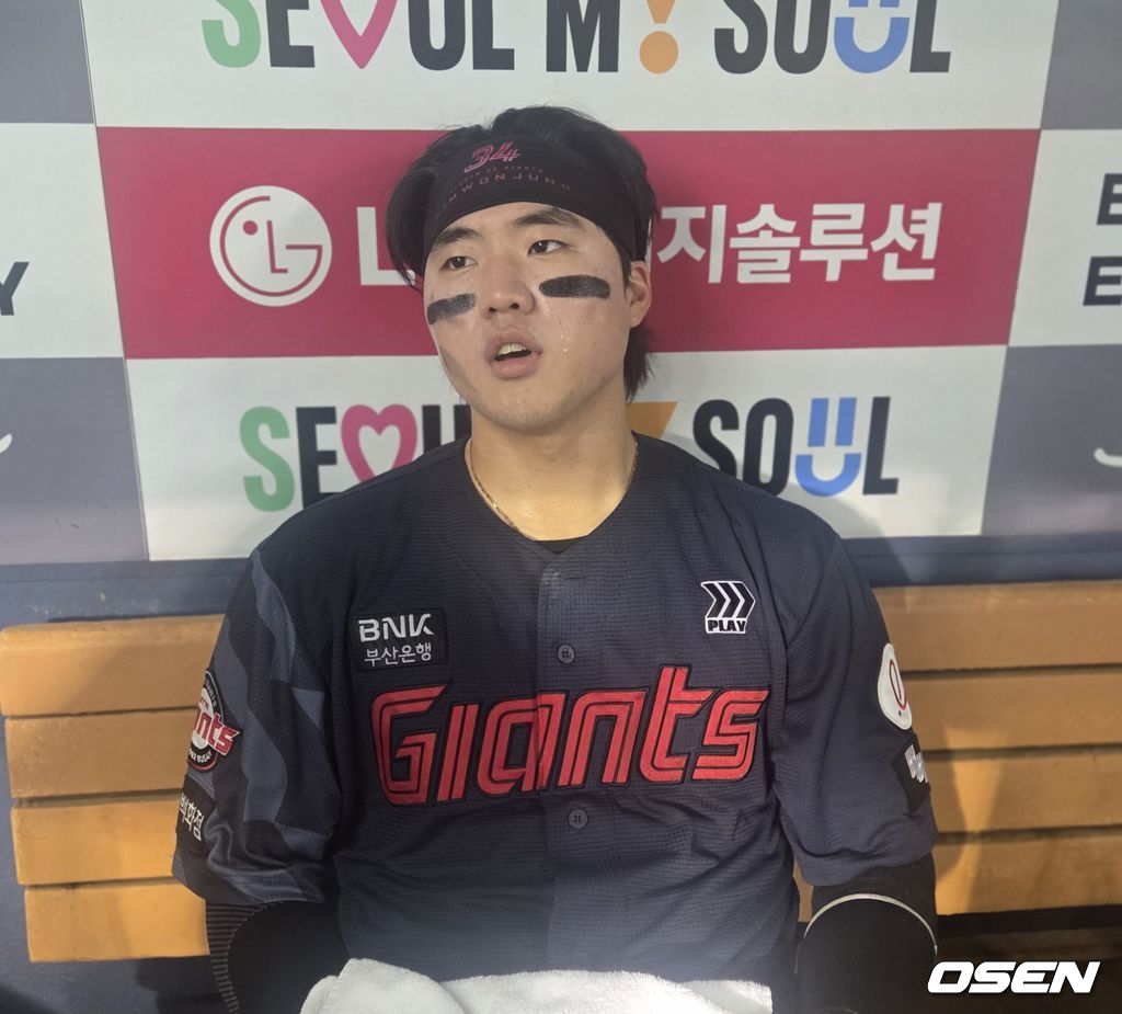 프로야구 롯데 자이언츠 손성빈은 24일 잠실구장에서 열린 LG 트윈스와 경기에서 5회 2사 1,3루에서 역전 2타점 2루타를 때려 5-4로 스코어를 뒤집었다. 경기 후 손성빈이 취재진과 인터뷰를 하고 있다. /orange@osen.co.kr