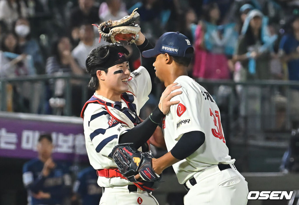 18일 부산 사직야구장에서 2026 신한 SOL KBO 리그 롯데 자이언츠와 NC 다이노스의 경기가 열렸다. 홈팀 롯데는 로드리게스가, 방문팀 NC는 이재학이 선발 출전했다. 롯데 자이언츠 손성빈이 로드리게스와 기뻐하고 있다. 2026.09.18 / foto0307@osen.co.kr