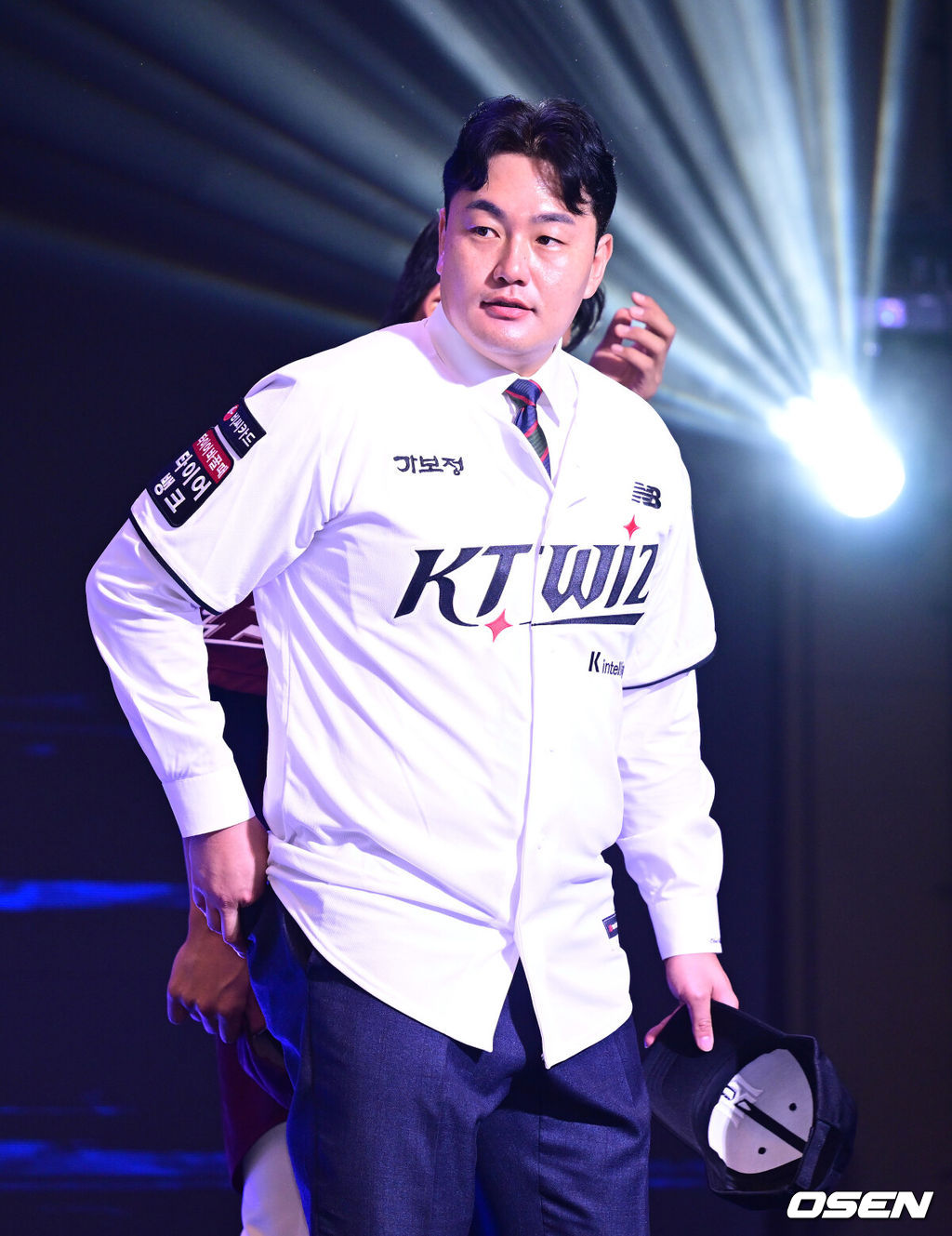 21일 오후 서울 잠실동 롯데호텔 월드 크리스탈볼룸에서 ‘2027 KBO 신인드래프트’가 열렸다. 이번 신인드래프트는 2025시즌 순위의 역순에 따라 키움 히어로즈, 두산 베어스, KIA 타이거즈, 롯데 자이언츠, KT 위즈, NC 다이노스, 삼성 라이온즈, SSG 랜더스, 한화 이글스, LG 트윈스 순서로 1라운드부터 11라운드까지 지명할 수 있다. 최지만이 전제 15순위로 KT 위즈에 지명된 뒤 기념촬영을 갖고 있다. 2026.09.21 / dreamer@osen.co.kr