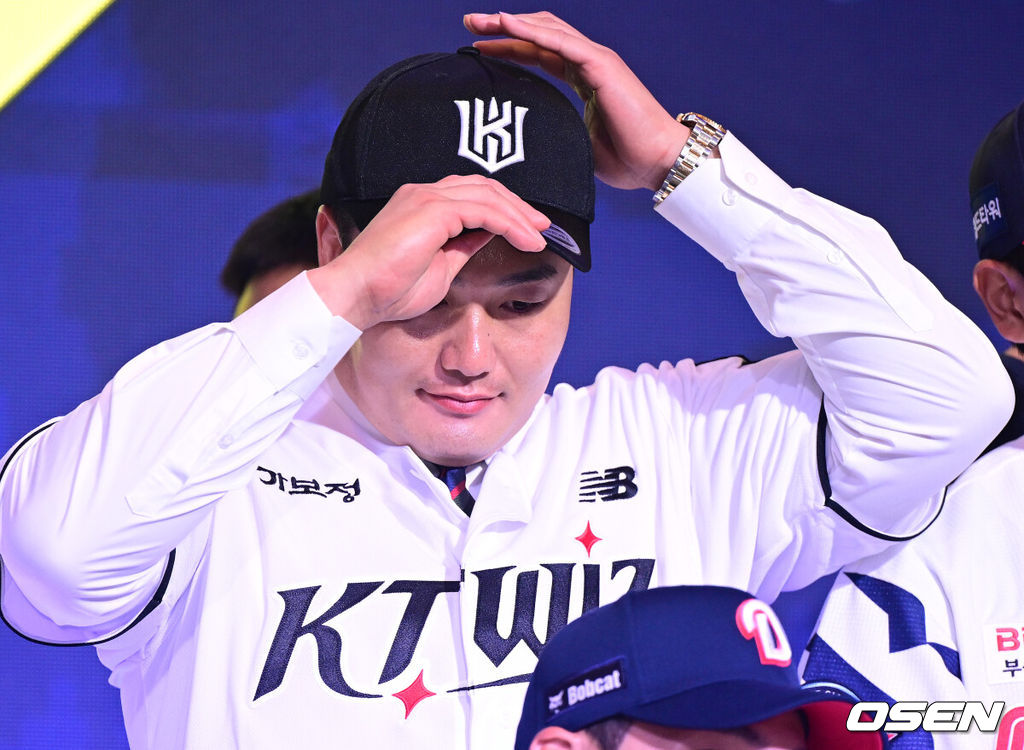21일 오후 서울 잠실동 롯데호텔 월드 크리스탈볼룸에서 ‘2027 KBO 신인드래프트’가 열렸다. 이번 신인드래프트는 2025시즌 순위의 역순에 따라 키움 히어로즈, 두산 베어스, KIA 타이거즈, 롯데 자이언츠, KT 위즈, NC 다이노스, 삼성 라이온즈, SSG 랜더스, 한화 이글스, LG 트윈스 순서로 1라운드부터 11라운드까지 지명할 수 있다. 최지만이 전제 15순위로 KT 위즈에 지명된 뒤 기념촬영을 준비하고 있다. 2026.09.21 / dreamer@osen.co.kr