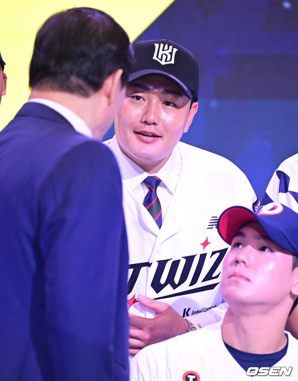21일 오후 서울 잠실동 롯데호텔 월드 크리스탈볼룸에서 ‘2027 KBO 신인드래프트’가 열렸다. 이번 신인드래프트는 2025시즌 순위의 역순에 따라 키움 히어로즈, 두산 베어스, KIA 타이거즈, 롯데 자이언츠, KT 위즈, NC 다이노스, 삼성 라이온즈, SSG 랜더스, 한화 이글스, LG 트윈스 순서로 1라운드부터 11라운드까지 지명할 수 있다. 최지만이 전제 15순위로 KT 위즈에 지명된 뒤 허구연 총재와 인사를 나누고 있다. 2026.09.21 / dreamer@osen.co.kr