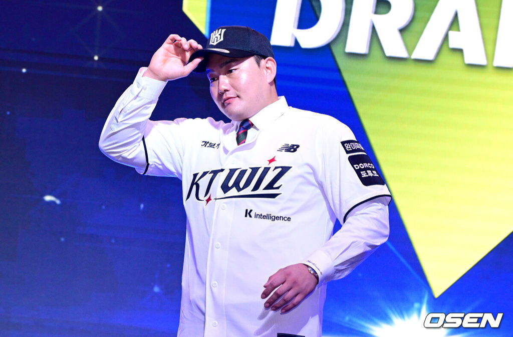 21일 오후 서울 잠실동 롯데호텔 월드 크리스탈볼룸에서 ‘2027 KBO 신인드래프트’가 열렸다. 이번 신인드래프트는 2025시즌 순위의 역순에 따라 키움 히어로즈, 두산 베어스, KIA 타이거즈, 롯데 자이언츠, KT 위즈, NC 다이노스, 삼성 라이온즈, SSG 랜더스, 한화 이글스, LG 트윈스 순서로 1라운드부터 11라운드까지 지명할 수 있다. 최지만이 전체 15순위로 KT 위즈에 지명된 뒤 기념촬영을 마친 뒤 발걸음을 옮기고 있다. 2026.09.21 / dreamer@osen.co.kr