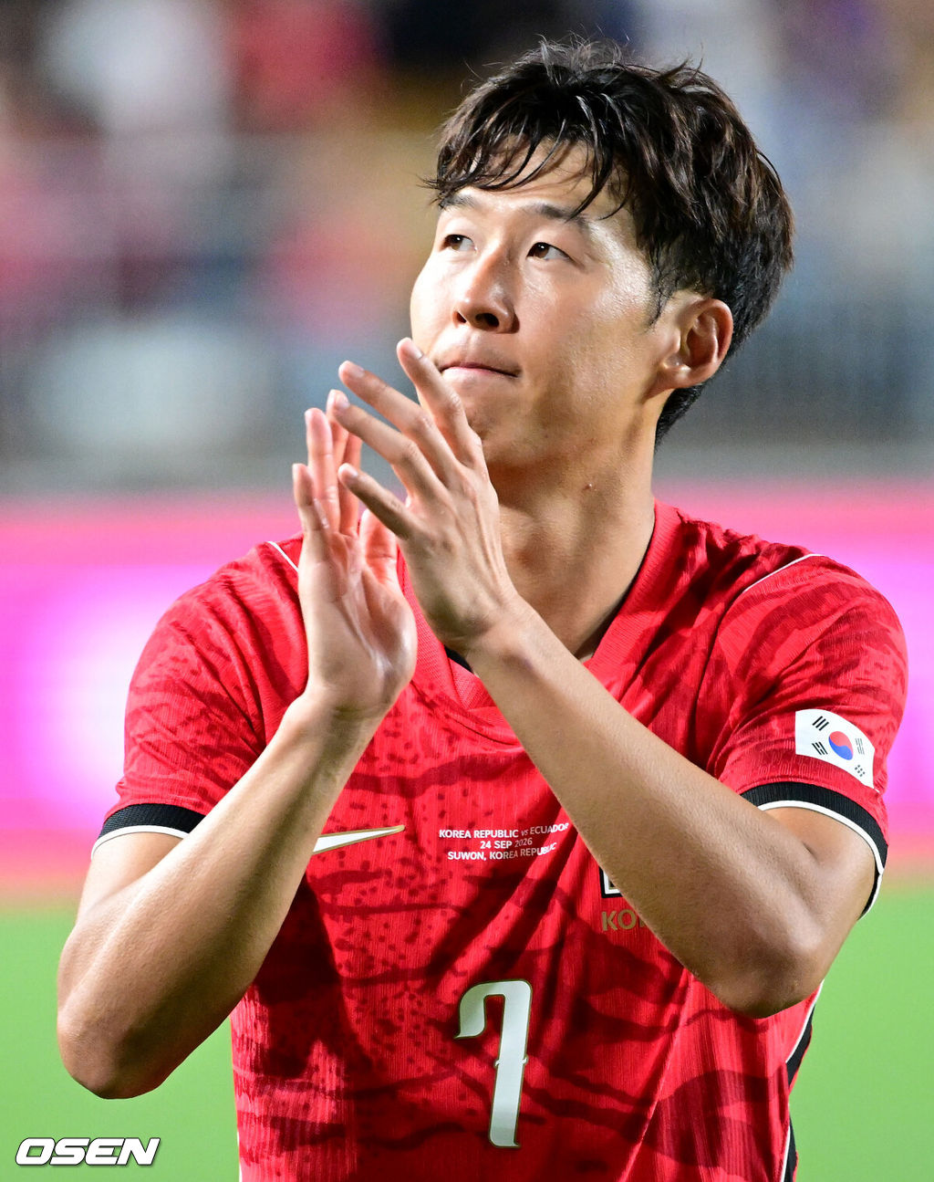 한국 축구가 로베르토 모레노 감독의 데뷔전을 대승으로 장식했다. 모레노 임시 감독이 이끄는 대한민국 축구대표팀(FIFA 랭킹 32위)은 24일 수원월드컵경기장에서 열린 9월 A매치 평가전에서 에콰도르(FIFA 랭킹 25위)를 3-0으로 제압했다.경기를 마치고 한국 손흥민이 피치를 돌며 팬들에게 인사를 전하고 있다. 2026.09.24 / dreamer@osen.co.kr