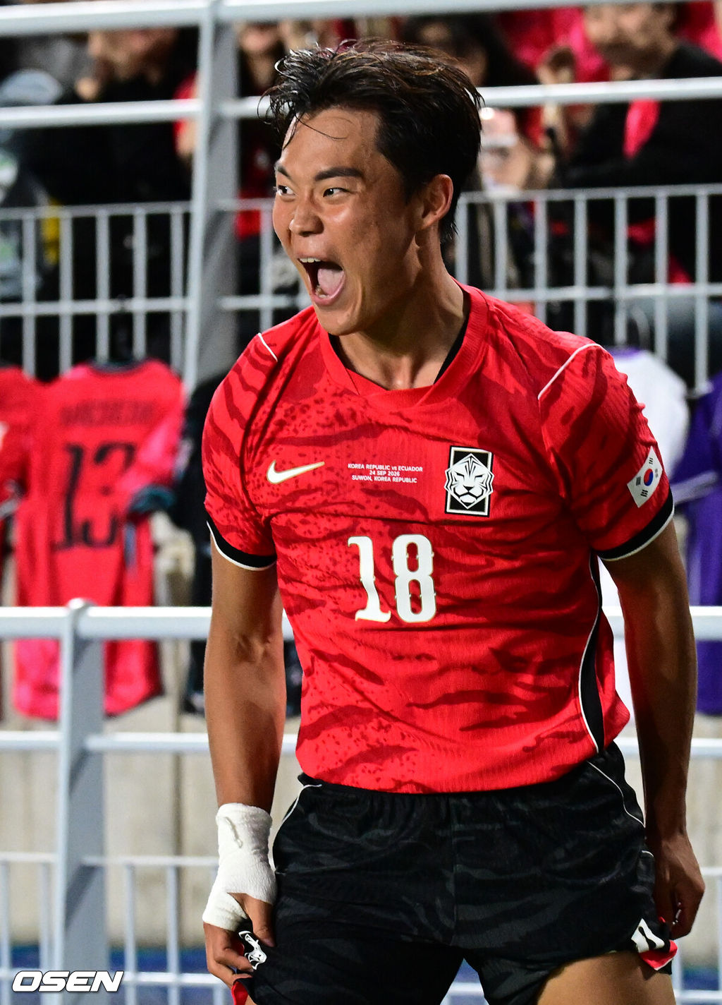 로베르트 모레노 감독이 이끄는 대한민국 축구대표팀이 24일 수원월드컵경기장에서 에콰도르와 친선경기를 가졌다.이날 경기는 모레노 감독의 대한민국 축구대표팀 데뷔전으로 임시 감독의 계약 기간은 오는 11월 27일까지다. A매치 6경기를 치른 뒤 성적과 경기 내용을 바탕으로 계약 연장 여부가 결정된다.후반 대한민국 오현규가 선제골을 넣은 뒤 세리머니를 하고 있다. 2026.09.24 /cej@osen.co.kr