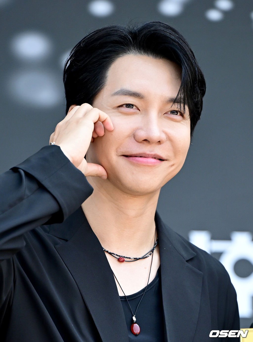 23일 인천 남동체육관에서 KBS 2TV '불후의 명곡' 2025 상반기 왕중왕전 레드카펫이 진행됐다.이번 왕중왕전에는 조째즈, 라포엠, 신승태&최수호, 손태진&전유진, 정준일, 알리, 소향, 허용별, 이승기&이홍기, 최정원&손승연 등이 참가한다.가수 겸 배우 이승기가 포토타임을 하고 있다. 2025.06.23 / dreamer@osen.co.kr