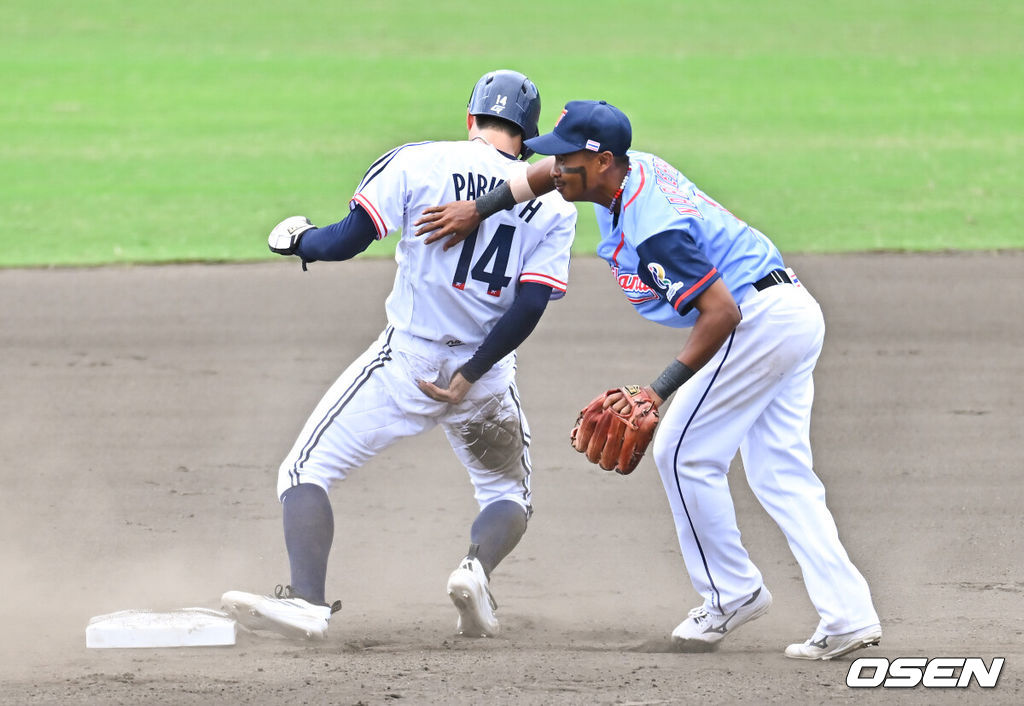 [OSEN=아이치현(일본), 박준형 기자) 23일 일본 아이치현 오카자키 중앙종합공원 야구장에서 2026 아이치-나고야 아시안게임 조별리그 B조 최종 3차전 한국과 태국의 경기가 진행됐다. 2연승 달린 한국 야구대표팀이 태국전 선발 투수로 오원석을 선발투수로 내세웠다. 1회말 무사 1루 윤동희의 타석때 도루하는 과정서 송구 맞은 1루 주자 박재현이 고통스러워하고 있다.  2026.09.23 / soul1014@osen.co.kr