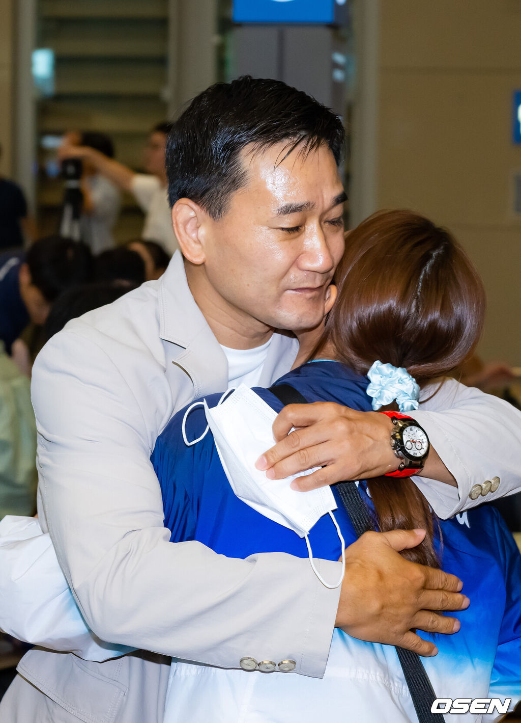 2024 파리 올림픽 체조 여서정이 7일 오후 인천국제공항을 통해 귀국했다. 여서정이 아버지 여홍철 해설위원과 만나 포옹을 하고 있다. 2024.08.07 /rumi@osen.co.kr