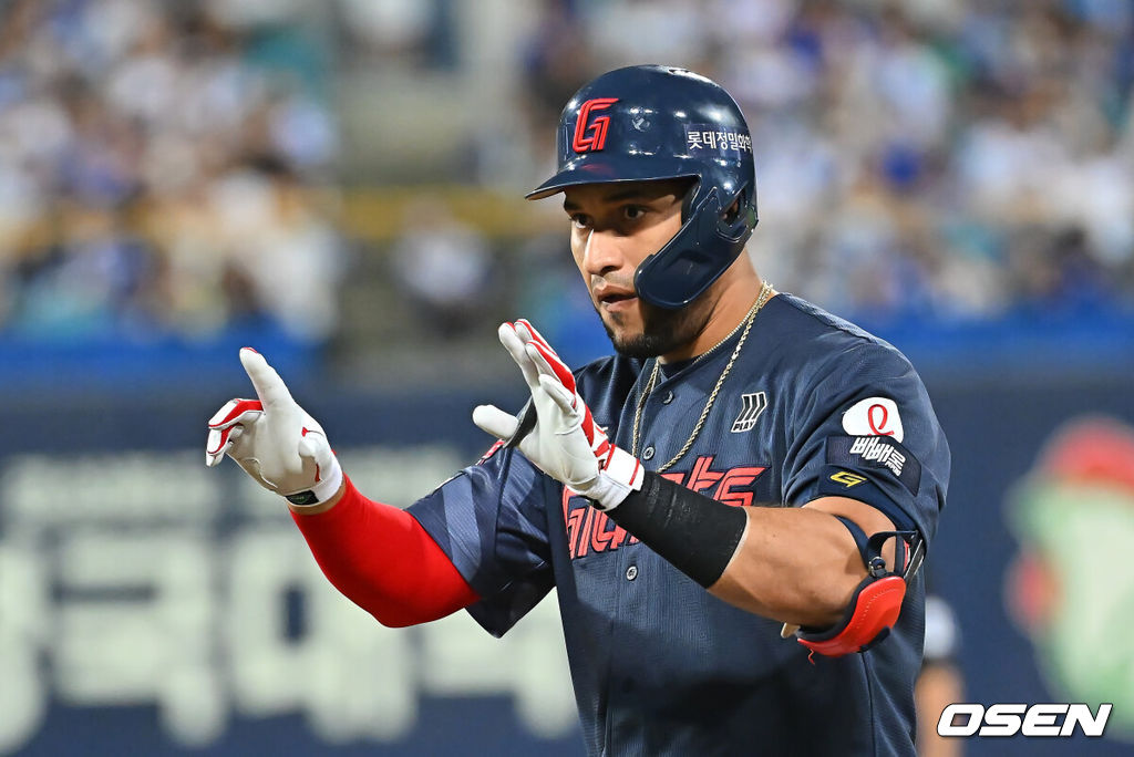 15일 대구삼성라이온즈파크에서 2026 신한 SOL KBO 리그 삼성 라이온즈와 롯데 자이언츠의 경기가 열렸다. 홈팀 삼성은 원태인이, 방문팀 롯데는 박세웅이 선발 출전했다. 롯데 자이언츠 레이예스가 7회초 2사 1,2루 우익수 오른쪽 1타점 안타를 치고 세리머니를 하고 있다. 2026.09.15 / foto0307@osen.co.kr