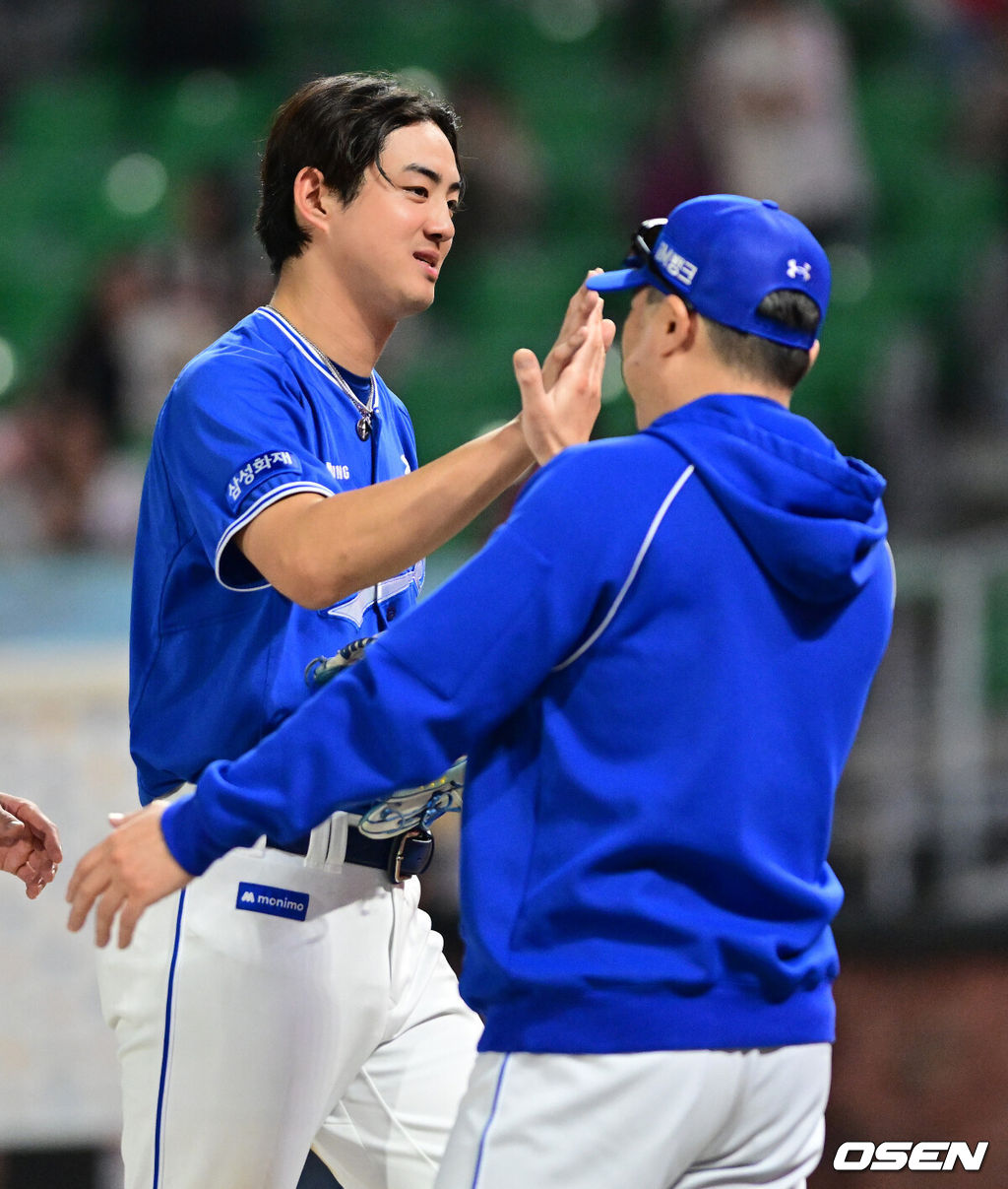 프로야구 2위 삼성 라이온즈가 연승에 성공하며 1위 KT 위즈와의 격차를 유지했다. 삼성은 24일 인천 SSG랜더스필드에서 열린 ‘2026 신한은행 SOL Bank KBO리그’ SSG 랜더스와의 경기에서 5-4로 승리하고 2연승을 질주했다. 이날 승리로 삼성은 KT와 3게임차를 지켰다. 삼성 선발투수 아리엘 후라도는 7이닝 4피안타 1볼넷 4탈삼진 2실점 호투로 시즌 8승을 수확했다. 이승민(⅔이닝 1실점)-김태훈(0이닝 무실점)-김재윤(1⅓이닝 1실점)으로 이어지는 불펜진은 팀 승리를 지켰다. 경기를 마치고 삼성 박진만 감독과 구자욱이 승리를 기뻐하고 있다. 2026.09.24 / jpnews@osen.co.kr