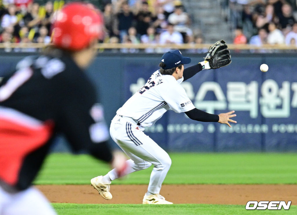 23일 서울 잠실야구장에서 ‘2026 신한 SOL Bank KBO리그’ 두산 베어스와 KIA 타이거즈의 경기가 열렸다.홈팀 두산은 잭로그, 방문팀 KIA는 애덤 올러를 선발로 내세웠다.1회초 1사 3루 상황 KIA 김선빈의 내야 땅볼 때 두산 3루수 안재석이 포구 실책을 범하고 있다. 2026.09.23 / dreamer@osen.co.kr