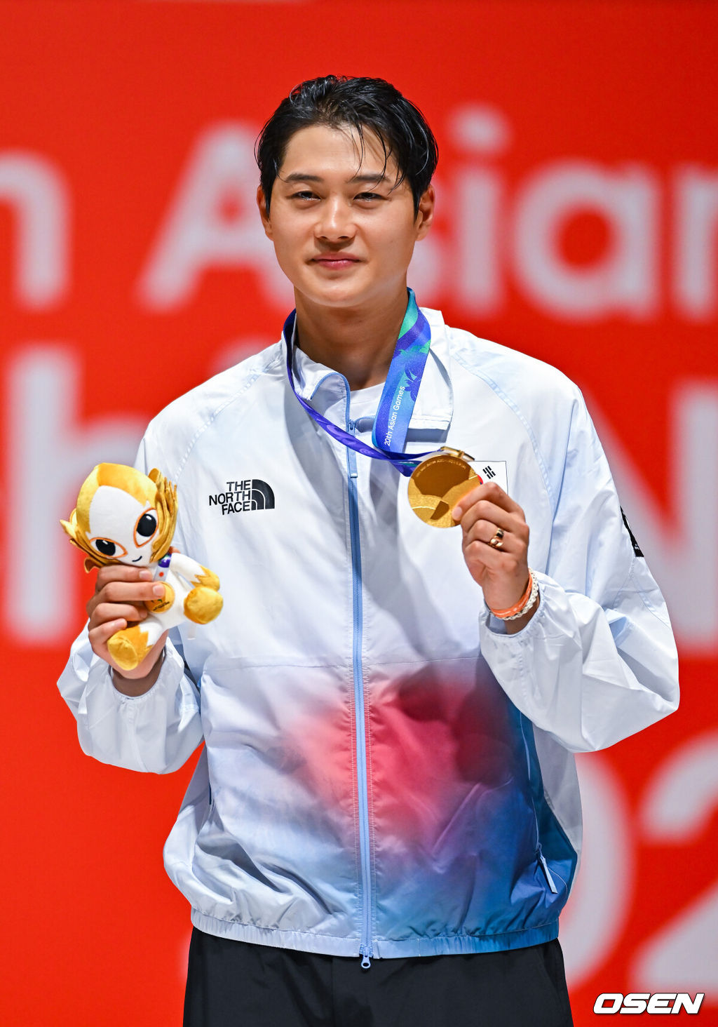 오상욱(30)이 항저우 대회에 이어 이번 아시안게임에서도 금메달을 목에 걸었다.오상욱은 23일 일본 아이치현 도코나메의 아이치 스카이 엑스포에서 열린 2026 아이치·나고야 아시안게임 펜싱 남자 사브르 개인전 결승에서 선천펑(중국)을 상대로 15-13으로 승리했다.시상식 이후 오상욱이 포즈를 취하고 있다. 2026.09.23 / soul1014@osen.co.kr