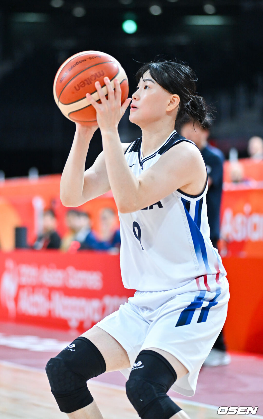 24일 일본 나고야의 아이치 인터내셔널 아레나에서 2026 아이치·나고야 아시안게임 여자농구 8강전 한국과 인도네시아의 경기가 진행됐다.박수호 감독이 이끄는 한국 여자 농구 대표팀은 2014년 이후 12년 만의 아시안게임 금메달 탈환과 남녀 동반 금메달에 도전한다.1쿼터 이소희가 미들슛을 성공시키고 있다. 2026.09.24 / soul1014@osen.co.kr