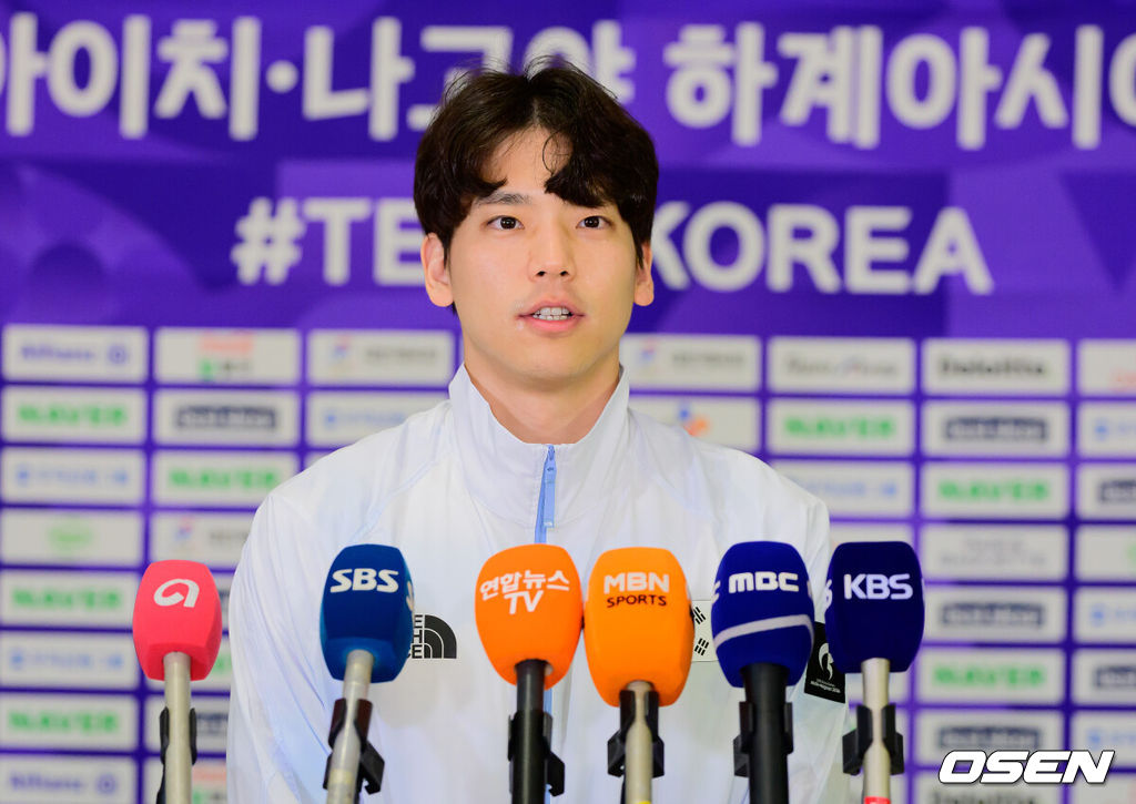 2026 아이치-나고야 아시안게임 대한민국 경영 국가대표팀이 17일 오전 인천국제공항을 통해 일본으로 출국했다.아이치-나고야 아시안게임은 19일부터 10월 4일까지 일본 아이치현과 나고야시 일원에서 열린다. 대한민국은 41개 종목에 1,052명의 선수단을 파견한다. 수영(경영)국가대표팀 이주호가 인터뷰를 하고 있다. 2026.09.17 / jpnews@osen.co.kr