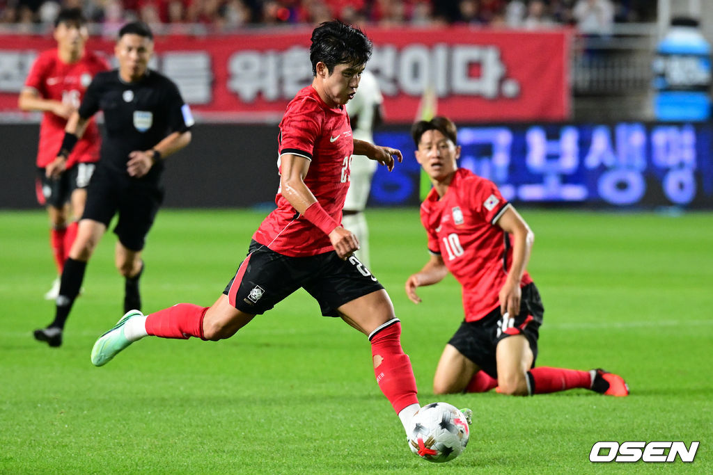 로베르트 모레노 감독이 이끄는 대한민국 축구대표팀이 24일 수원월드컵경기장에서 에콰도르와 친선경기를 가졌다.이날 경기는 모레노 감독의 대한민국 축구대표팀 데뷔전으로 임시 감독의 계약 기간은 오는 11월 27일까지다. A매치 6경기를 치른 뒤 성적과 경기 내용을 바탕으로 계약 연장 여부가 결정된다.전반 대한민국 정승원이 패스를 하고 있다. 2026.09.24 /cej@osen.co.kr