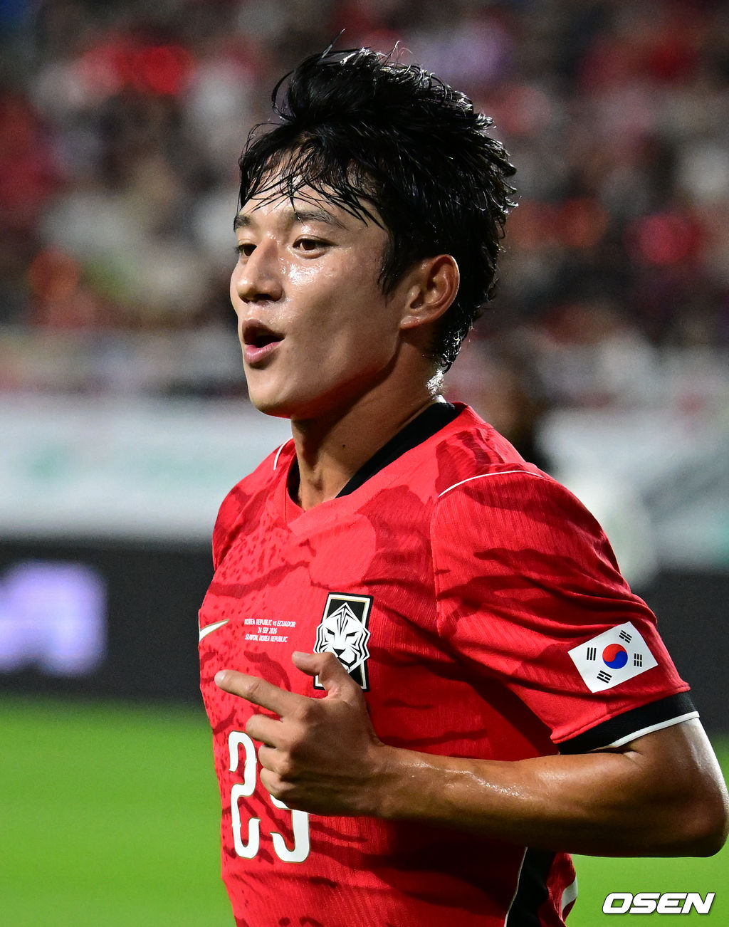로베르트 모레노 감독이 이끄는 대한민국 축구대표팀이 24일 수원월드컵경기장에서 에콰도르와 친선경기를 가졌다.이날 경기는 모레노 감독의 대한민국 축구대표팀 데뷔전으로 임시 감독의 계약 기간은 오는 11월 27일까지다. A매치 6경기를 치른 뒤 성적과 경기 내용을 바탕으로 계약 연장 여부가 결정된다.대한민국 정승원이 코너킥 위치로 향하고 있다. 2026.09.24 /cej@osen.co.kr