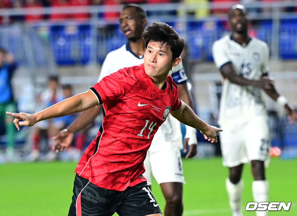 한국 축구가 로베르토 모레노 감독의 데뷔전을 대승으로 장식했다. 모레노 임시 감독이 이끄는 대한민국 축구대표팀(FIFA 랭킹 32위)은 24일 수원월드컵경기장에서 열린 9월 A매치 평가전에서 에콰도르(FIFA 랭킹 25위)를 3-0으로 제압했다.후반 한국 이동경이 팀 세번째 골을 작렬시킨 뒤 기뻐하고 있다. 2026.09.24 / dreamer@osen.co.kr
