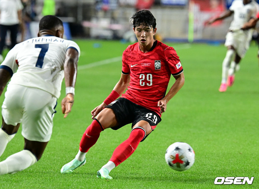 로베르트 모레노 감독이 이끄는 대한민국 축구대표팀이 24일 수원월드컵경기장에서 에콰도르와 친선경기를 가졌다.이날 경기는 모레노 감독의 대한민국 축구대표팀 데뷔전으로 임시 감독의 계약 기간은 오는 11월 27일까지다. A매치 6경기를 치른 뒤 성적과 경기 내용을 바탕으로 계약 연장 여부가 결정된다.전반 대한민국 정승원이 에콰도르를 상대하고 있다. 2026.09.24 /cej@osen.co.kr