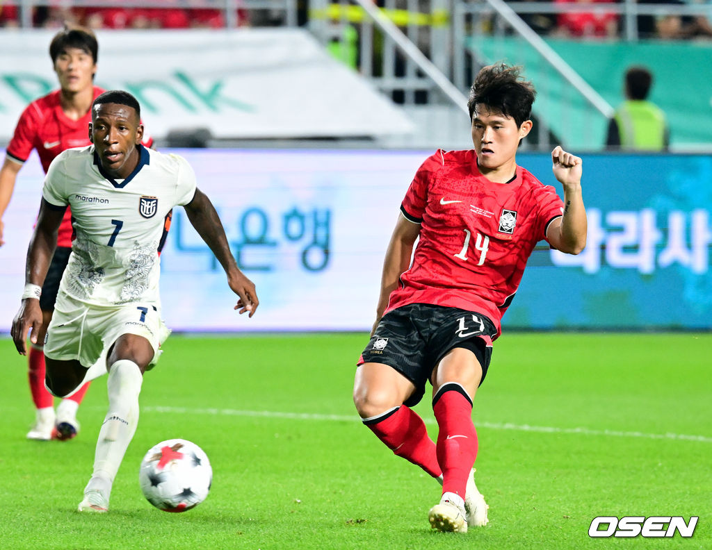 로베르트 모레노 감독이 이끄는 대한민국 축구대표팀이 24일 수원월드컵경기장에서 에콰도르와 친선경기를 가졌다.이날 경기는 모레노 감독의 대한민국 축구대표팀 데뷔전으로 임시 감독의 계약 기간은 오는 11월 27일까지다. A매치 6경기를 치른 뒤 성적과 경기 내용을 바탕으로 계약 연장 여부가 결정된다.후반 대한민국 이동경이 팀의 세 번째 골을 넣고 있다. 2026.09.24 /cej@osen.co.kr