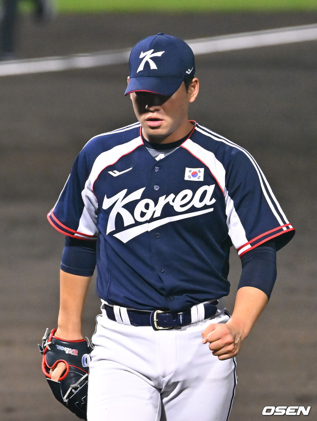25일 일본 아이치현 도요하시 시민구장에서 '2026 아이치·나고야 아시안게임' 야구 슈퍼라운드 한국과 일본의 경기가 진행됐다.투수 중 유일하게 공을 한 개도 던지지 않은 소형준이 슈퍼라운드 첫 경기에서 선발투수로 나섰다.5회말 삼자범퇴로 일본 공격을 막은 김진욱이 주먹을 쥐고 기뻐하고 있다.      2026.09.25 / soul1014@osen.co.kr