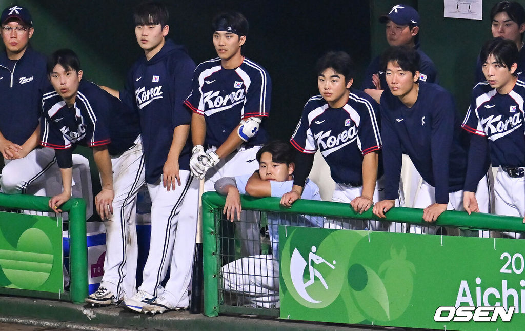 25일 일본 아이치현 도요하시 시민구장에서 '2026 아이치·나고야 아시안게임' 야구 슈퍼라운드 한국과 일본의 경기가 진행됐다.투수 중 유일하게 공을 한 개도 던지지 않은 소형준이 슈퍼라운드 첫 경기에서 선발투수로 나섰다.패색이 짙어진 8회말 어두운 분위기의 야구대표팀 더그아웃.   2026.09.25 / soul1014@osen.co.kr