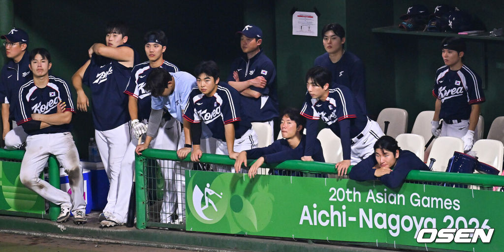 25일 일본 아이치현 도요하시 시민구장에서 '2026 아이치·나고야 아시안게임' 야구 슈퍼라운드 한국과 일본의 경기가 진행됐다.투수 중 유일하게 공을 한 개도 던지지 않은 소형준이 슈퍼라운드 첫 경기에서 선발투수로 나섰다.패색이 짙어진 8회말 어두운 분위기의 야구대표팀 더그아웃. 2026.09.25 / soul1014@osen.co.kr
