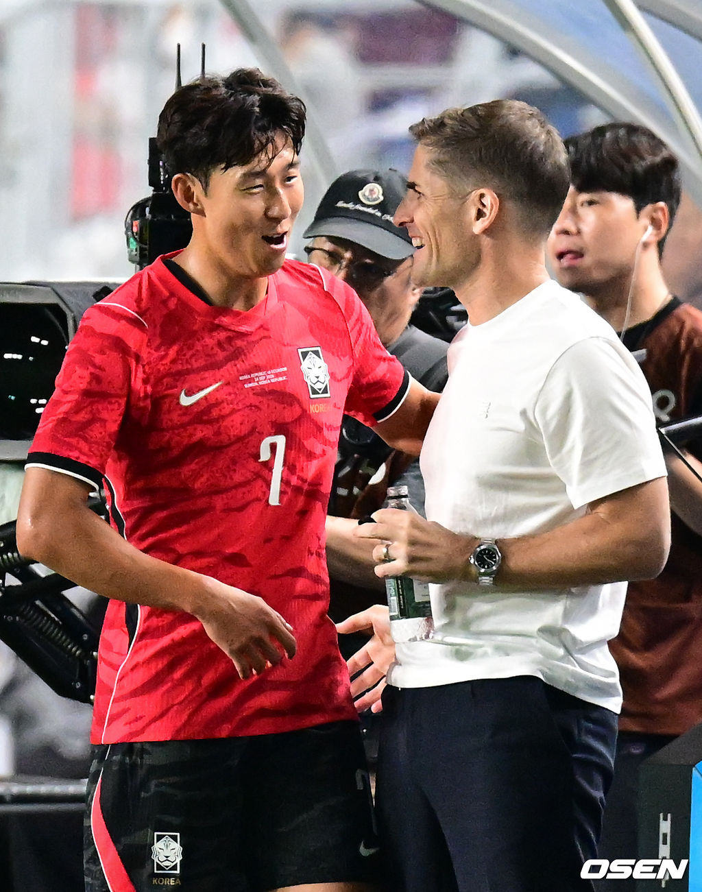 로베르트 모레노 감독이 이끄는 대한민국 축구대표팀이 24일 수원월드컵경기장에서 에콰도르와 친선경기를 가졌다.이날 경기는 모레노 감독의 대한민국 축구대표팀 데뷔전으로 임시 감독의 계약 기간은 오는 11월 27일까지다. A매치 6경기를 치른 뒤 성적과 경기 내용을 바탕으로 계약 연장 여부가 결정된다.후반 교체된 대한민국 손흥민이 모레노 감독과 기뻐하고 있다. 2026.09.24 /cej@osen.co.kr