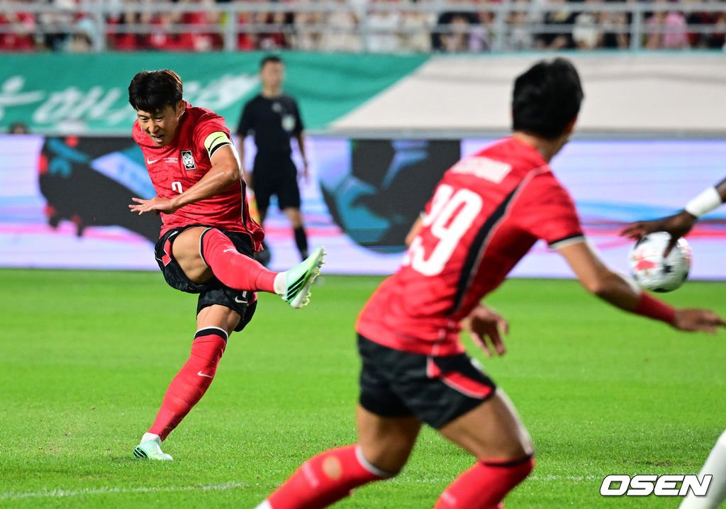 로베르트 모레노 감독이 이끄는 대한민국 축구대표팀이 24일 수원월드컵경기장에서 에콰도르와 친선경기를 가졌다.이날 경기는 모레노 감독의 대한민국 축구대표팀 데뷔전으로 임시 감독의 계약 기간은 오는 11월 27일까지다. A매치 6경기를 치른 뒤 성적과 경기 내용을 바탕으로 계약 연장 여부가 결정된다.전반 대한민국 손흥민이 프리킥을 시도하고 있다. 2026.09.24 /cej@osen.co.kr