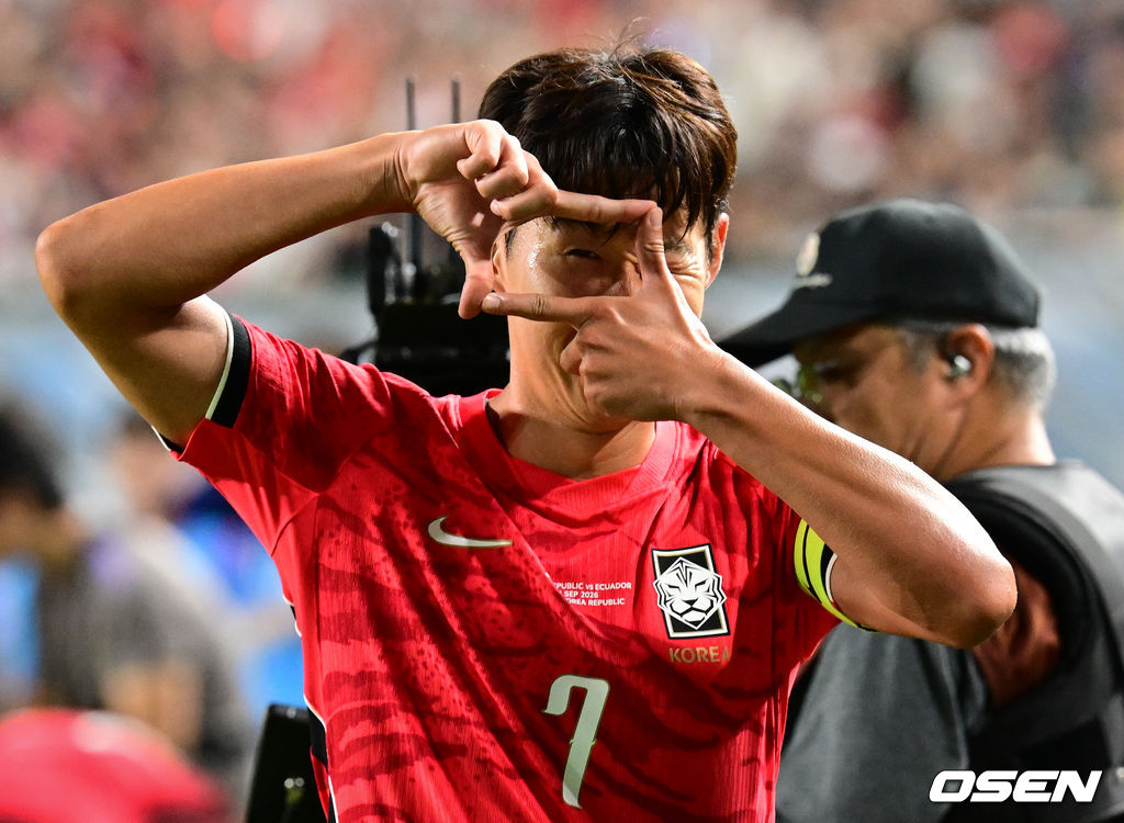 로베르트 모레노 감독이 이끄는 대한민국 축구대표팀이 24일 수원월드컵경기장에서 에콰도르와 친선경기를 가졌다.이날 경기는 모레노 감독의 대한민국 축구대표팀 데뷔전으로 임시 감독의 계약 기간은 오는 11월 27일까지다. A매치 6경기를 치른 뒤 성적과 경기 내용을 바탕으로 계약 연장 여부가 결정된다.후반 대한민국 손흥민이 추가골을 넣은 뒤 날린 뒤 세리머니를 하고 있다. 2026.09.24 /cej@osen.co.kr