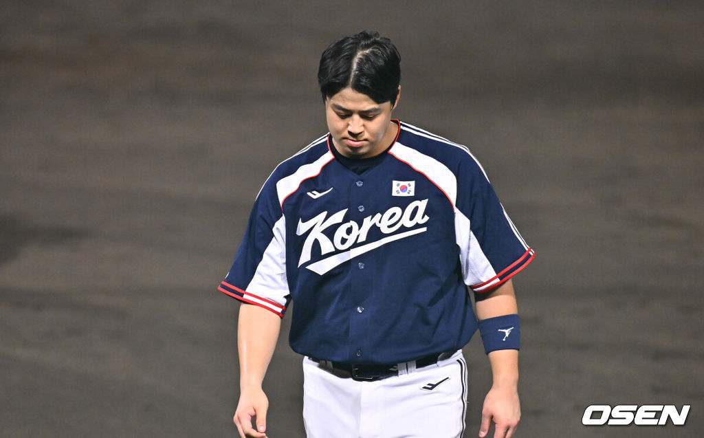 25일 일본 아이치현 도요하시 시민구장에서 '2026 아이치·나고야 아시안게임' 야구 슈퍼라운드 한국과 일본의 경기가 진행됐다.투수 중 유일하게 공을 한 개도 던지지 않은 소형준이 슈퍼라운드 첫 경기에서 선발투수로 나섰다.4회초 1사 1루 노시환이 병살타를 날린뒤 1루에서 아웃된뒤 아쉬워하고  있다.     2026.09.25 / soul1014@osen.co.kr
