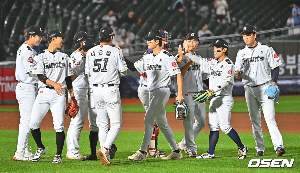 24일 부산 사직야구장에서 2026 신한 SOL KBO 리그 롯데 자이언츠와 NC 다이노스의 경기가 열렸다. 홈팀 롯데는 로드리게스가, 방문팀 NC는 테일러가 선발 출전했다.롯데 자이언츠 선수들이 5-3으로 역전승을 올리고 기쁨을 나누고 있다. 2026.06.24 / foto0307@osen.co.kr
