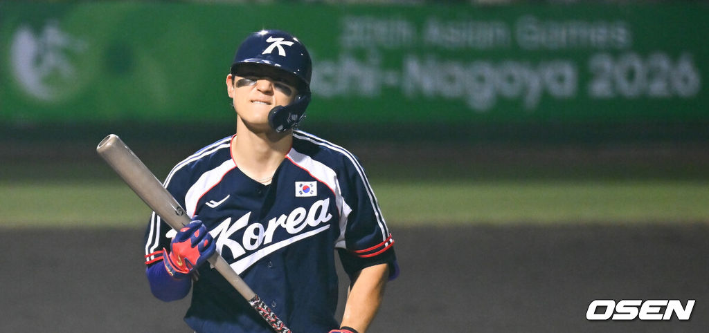 25일 일본 아이치현 도요하시 시민구장에서 '2026 아이치·나고야 아시안게임' 야구 슈퍼라운드 한국과 일본의 경기가 진행됐다.투수 중 유일하게 공을 한 개도 던지지 않은 소형준이 슈퍼라운드 첫 경기에서 선발투수로 나섰다.7회초 선두타자 김도영이 삼진 당한뒤 아쉬워하고 있다. 2026.09.25 / soul1014@osen.co.kr