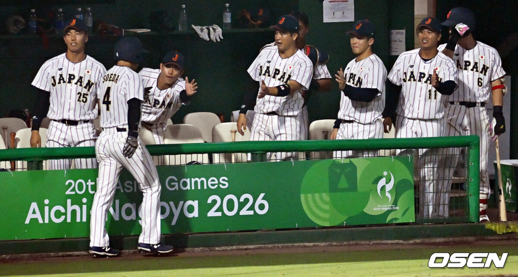 25일 일본 아이치현 도요하시 시민구장에서 '2026 아이치·나고야 아시안게임' 야구 슈퍼라운드 한국과 일본의 경기가 진행됐다.투수 중 유일하게 공을 한 개도 던지지 않은 소형준이 슈퍼라운드 첫 경기에서 선발투수로 나섰다.3회말 1사 3루 일본 아이자와의 희생타때 홈을 밟은 소에다가 동료들의 축하를 받고 있다 2026.09.25 / soul1014@osen.co.kr