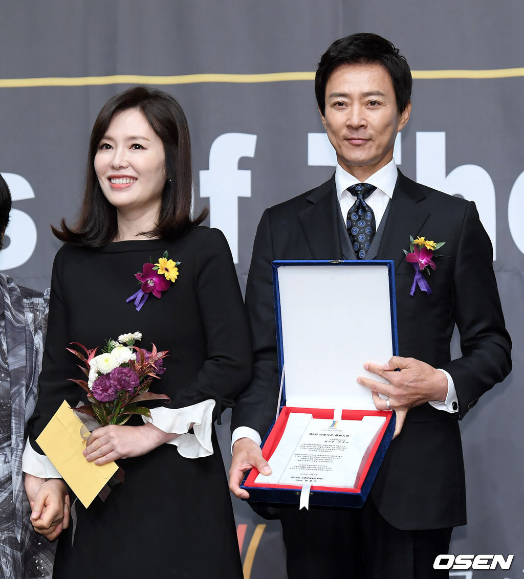 6일 오후 서울 중구 명보아트홀에서 제9회 아름다운예술인상이 진행됐다.아름다운예술인상 시상식은 지난 한 해의 영화 연극 분야에서 뛰어난 활동을 한 대표적인 예술인을 대상으로 영화예술인, 공로예술인, 연극예술인, 선행부문인 굿피플예술인, 그리고 신인예술인까지 5개 부문 수상자를 선정, 각 부문 2천만 원씩 총 1억 원의 시상금과 상패를 수여한다.배우 하희라, 최수종이 포즈를 취하고 있다. /cej@osen.co.kr