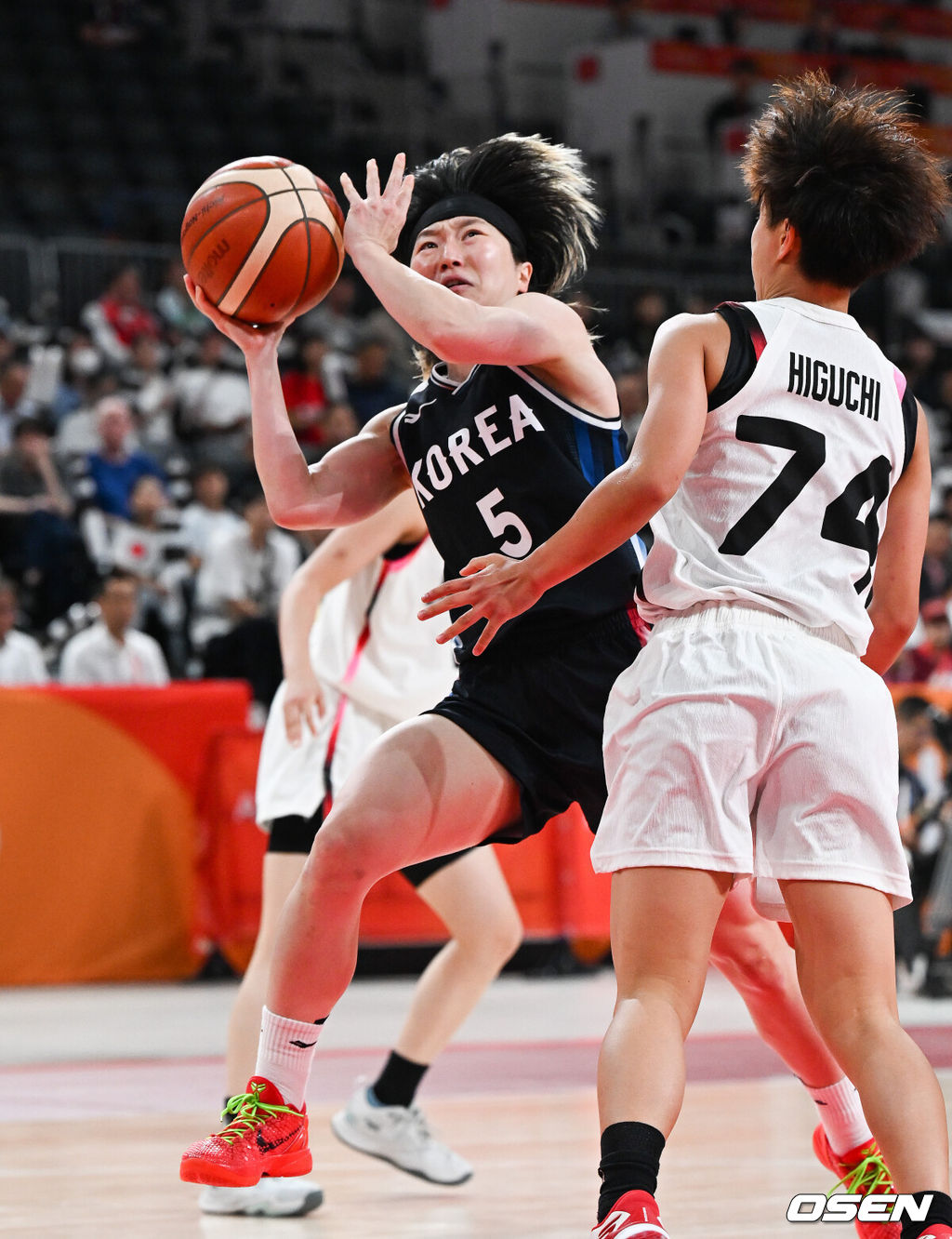 26일 일본 나고야 IG 아레나에서 '2026 아이치·나고야 아시안게임' 여자농구 대한민국과 일본의 결승전이 진행됐다한국 여자 농구가 아시안게임 결승에 진출한 것은 금메달을 따냈던 2014년 인천 대회 이후 12년 만이다.3쿼터 안혜지가 바스켓 카운트를 얻고 있다.  2026.09.26 / soul1014@osen.co.kr