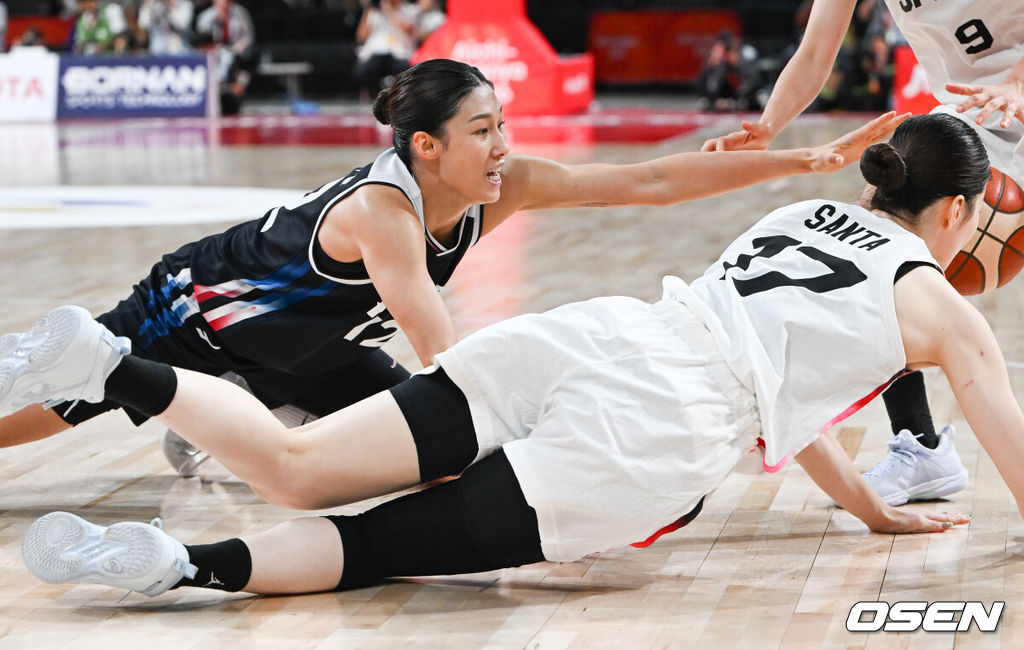  26일 일본 나고야 IG 아레나에서 '2026 아이치·나고야 아시안게임' 여자농구 대한민국과 일본의 결승전이 진행됐다한국 여자 농구가 아시안게임 결승에 진출한 것은 금메달을 따냈던 2014년 인천 대회 이후 12년 만이다.3쿼터 이해란이 공을 잡기 위해 몸을 날리고 있다.  2026.09.26 / soul1014@osen.co.kr