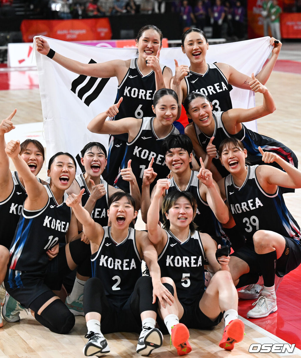 남자 대표팀에 이어 여자 대표팀도 결승에서 일본을 꺾고 금메달을 목에 걸었다. 한국 농구가 일본 홈코트에서 '남녀 동반' 우승을 완성했다.박수호 감독이 이끄는 한국 대표팀은 26일 일본 나고야 아이치 인터내셔널 아레나에서 열린 2026년 아이치·나고야 아시안게임 여자농구 결승전에서 일본을 75-70으로 누르고 우승을 차지했다.경기종료 후 금메달 확정한 여자 농구대표팀이 포즈를 취하고 있다.  2026.09.26 / soul1014@osen.co.kr