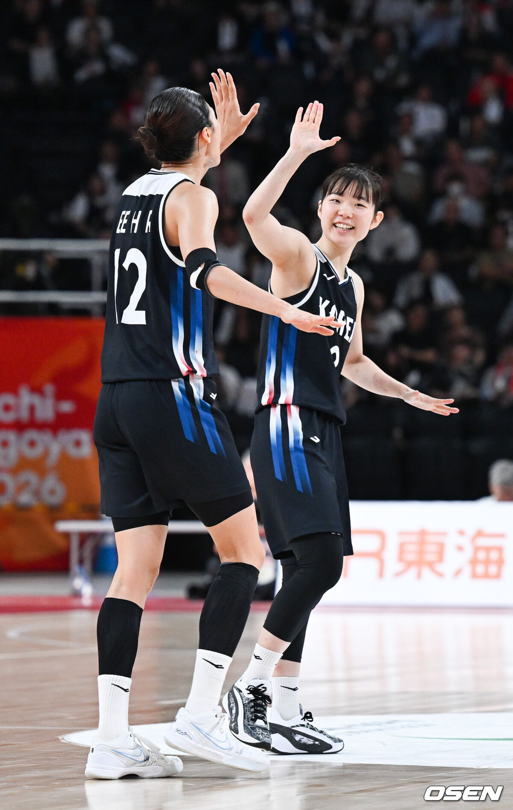  26일 일본 나고야 IG 아레나에서 '2026 아이치·나고야 아시안게임' 여자농구 대한민국과 일본의 결승전이 진행됐다한국 여자 농구가 아시안게임 결승에 진출한 것은 금메달을 따냈던 2014년 인천 대회 이후 12년 만이다.3쿼터 허예은이 이해란과 하이파이브를 하고 있다.  2026.09.26 / soul1014@osen.co.kr