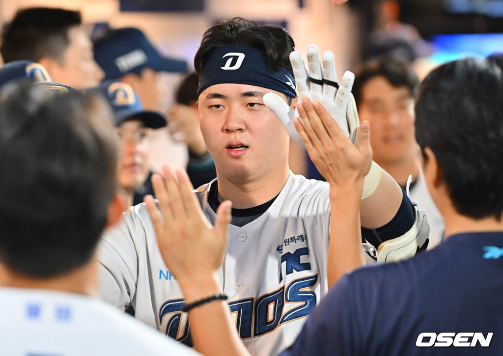 26일 창원NC파크에서 2026 신한 SOL KBO 리그 NC 다이노스와 한화 이글스의 경기가 열렸다. 홈팀 NC는 토다가, 방문팀 한화는 황준서가 선발 출전했다. NC 다이노스 김형준이 8회말 2사 좌월 솔로 홈런을 치고 하이파이브를 하고 있다. 2026.09.26 / foto0307@osen.co.kr