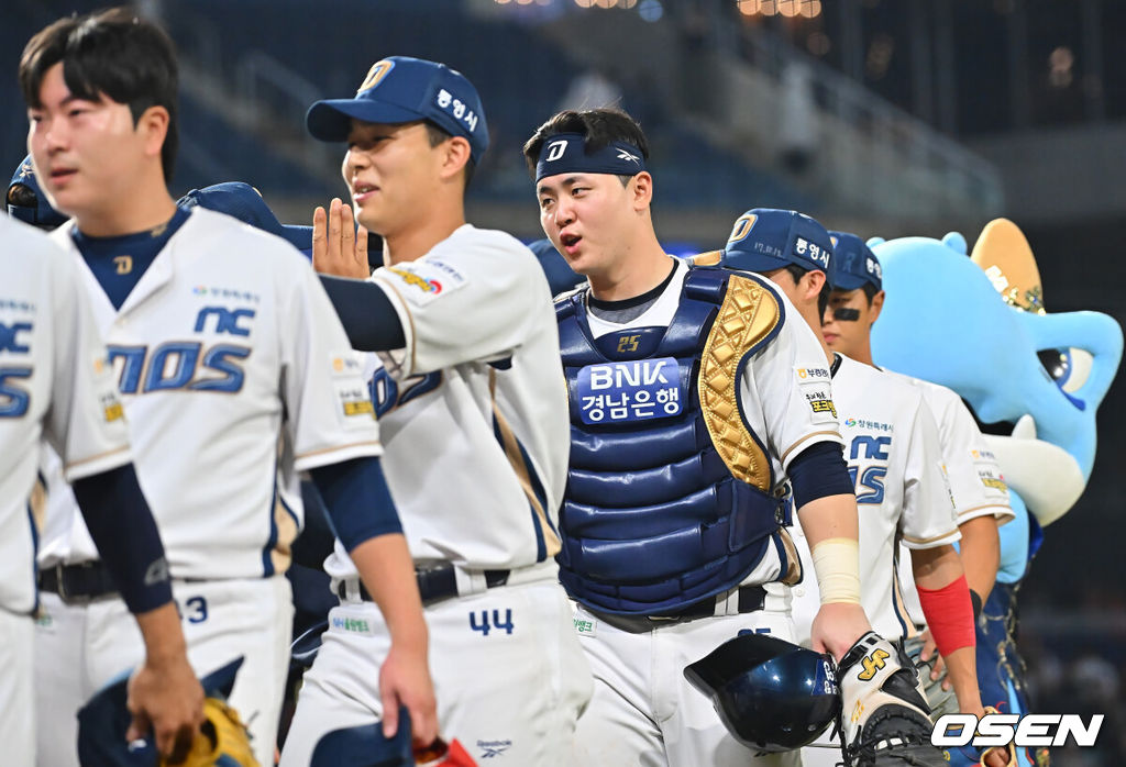 26일 창원NC파크에서 2026 신한 SOL KBO 리그 NC 다이노스와 한화 이글스의 경기가 열렸다. 홈팀 NC는 토다가, 방문팀 한화는 황준서가 선발 출전했다. NC 다이노스 김형준과 김휘집이 한화 이글스에 3-2로 승리한 후 기쁨을 나누고 있다. 2026.09.26 / foto0307@osen.co.kr